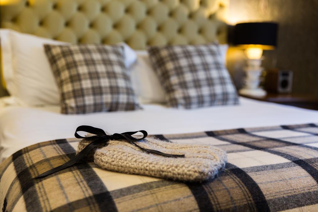 The Millstone, Mellor Hotel Blackburn  Room photo A bed with a throw